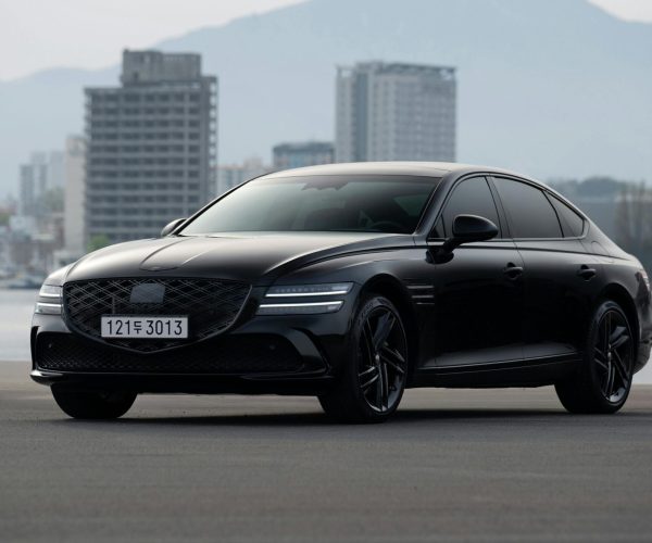 free-photo-of-luxury-black-sedan-in-urban-cityscape